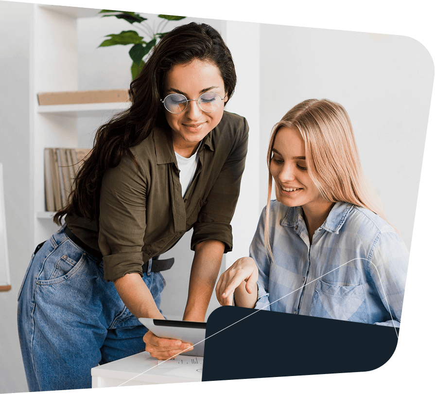 Image illustrant une équipe d'experts travaillant sur la création de site web, application mobile et stratégie marketing digital au Maroc et en France.